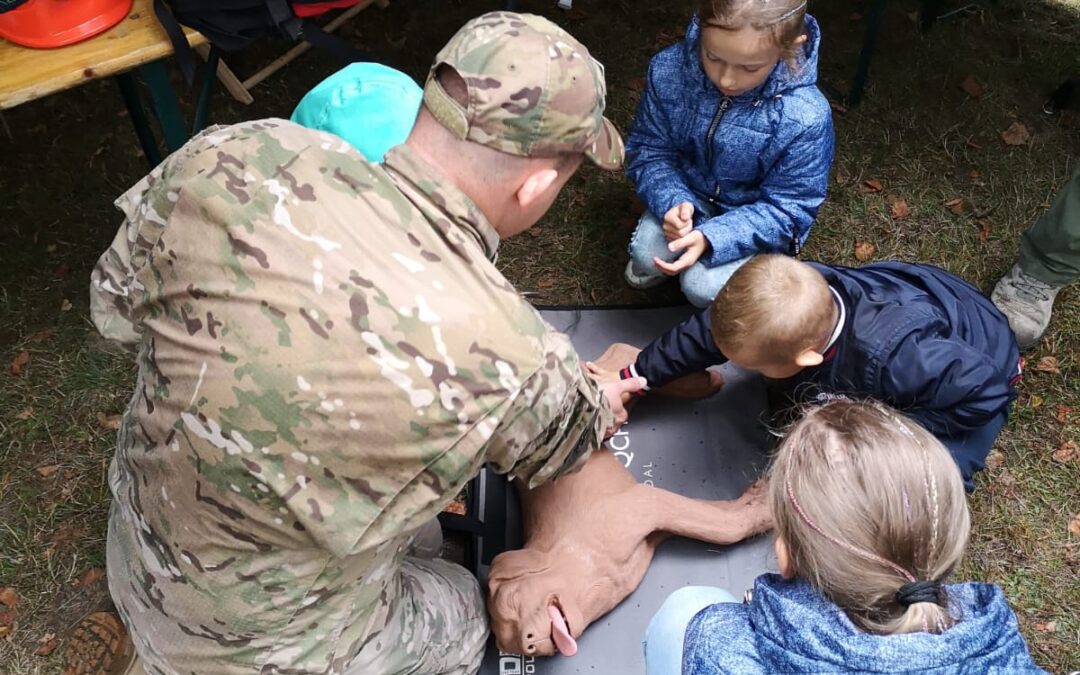 Ratownicy OPOLSARU na pikniku rodzinnym w Oleśnie.