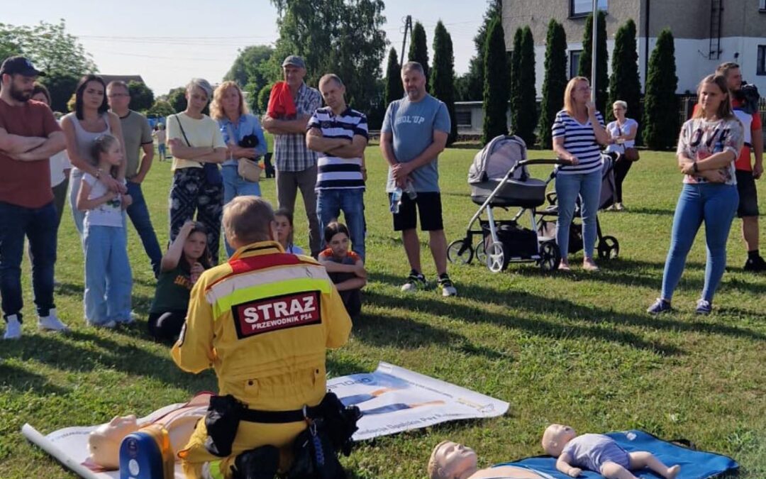 Ratownicy OSP JRS Nakło i OPOLSARU  szkolili z pierwszej pomocy uczestników Odpustowego Pikniku Rodzinnego w Nakle.