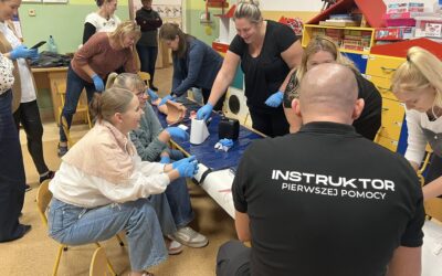 Szkolenie z tamowania masywnych krwotoków dla pracowników tarnowskiego przedszkola.