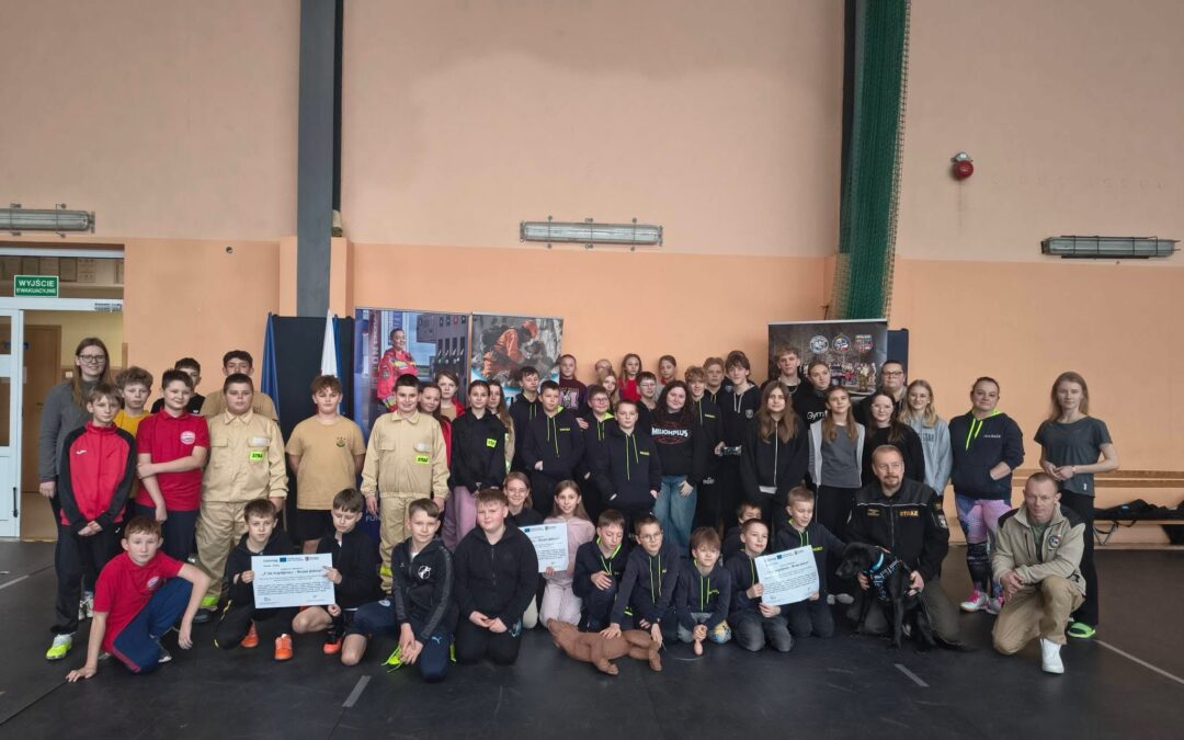 Pokazy SAR K9 podczas obozu dla młodych strażaków w Polski i Czech.