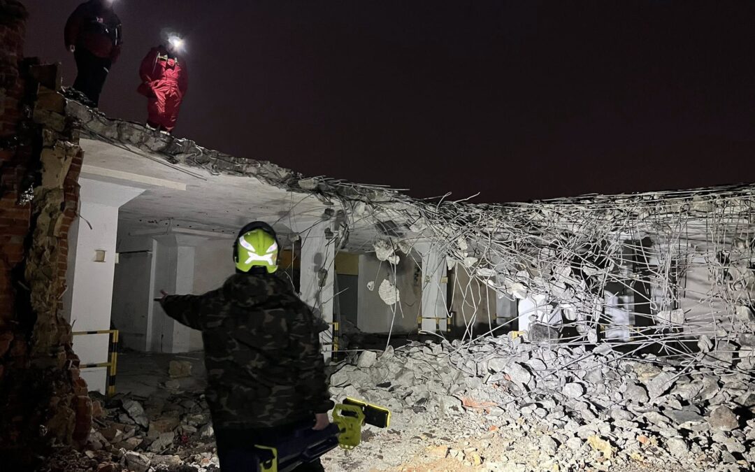 Nocne szkolenie psów gruzowiskowych w Opolu.